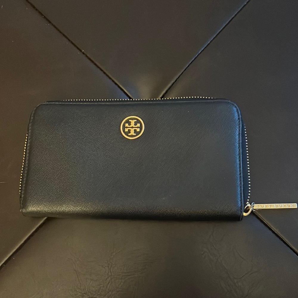 Tory Burch wallet in excellent condition.